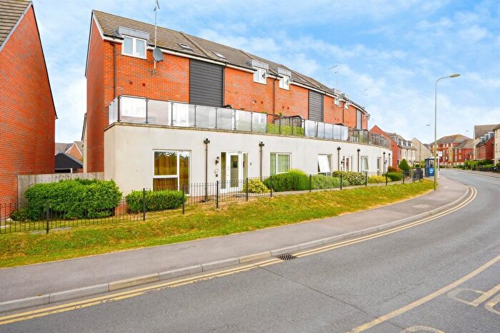 2 Bedroom Flat For Sale In Elm Park, Didcot, OX11