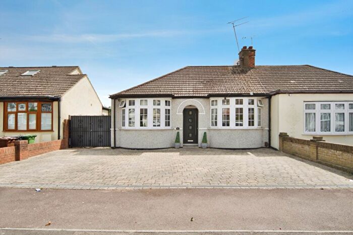 3 Bedroom Bungalow For Sale In Lincoln Avenue, Romford, RM7