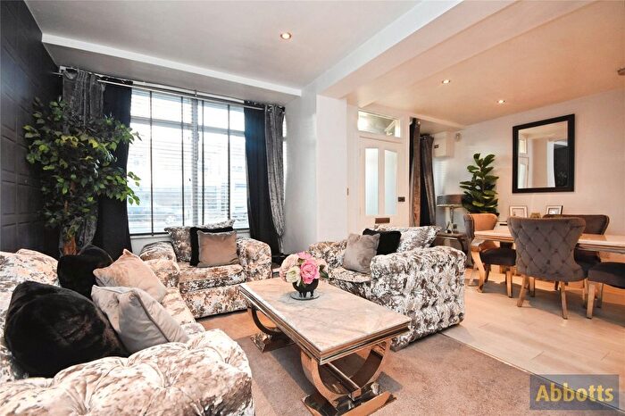 2 Bedroom Flat For Sale In London Road, Leigh-On-Sea, Essex, SS9