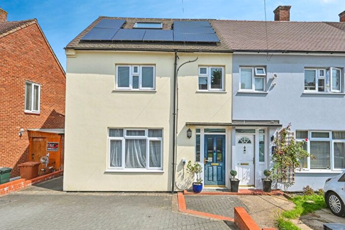3 Bedroom End Of Terrace House For Sale In Harewood Road, Watford, WD19