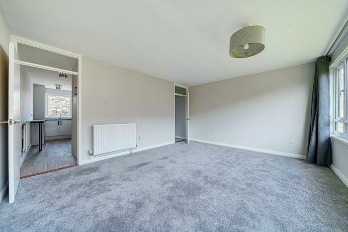 2 Bedroom Flat To Rent In Fair Acres, Bromley, BR2