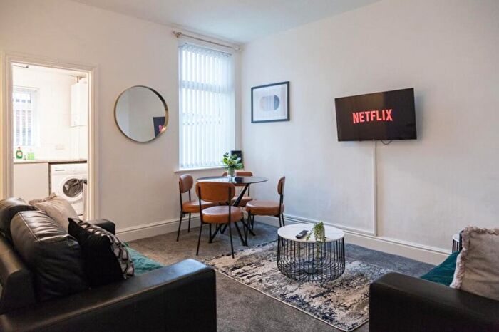 4 Bedroom House To Rent In East Grove, Manchester, M13