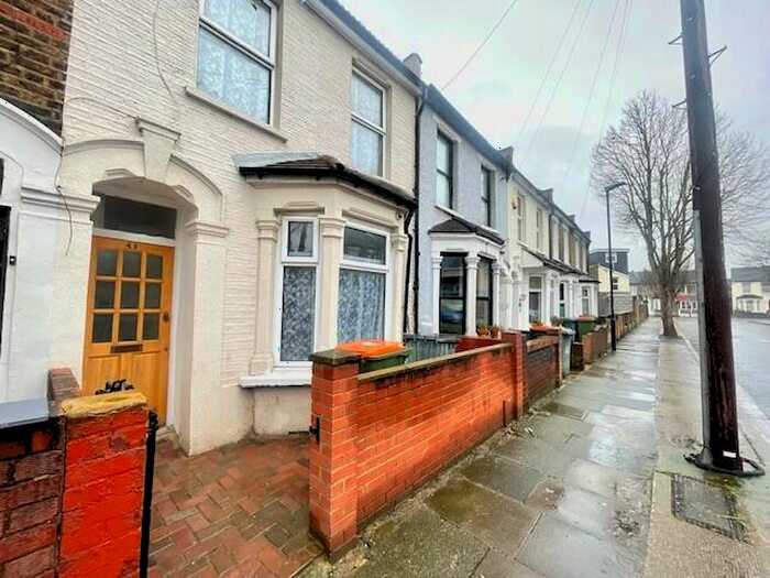 5 Bedroom House To Rent In Holbrook Road, Stratford, E15