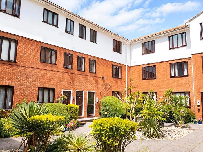 1 Bedroom Apartment To Rent In Lyonsdown Road, New Barnet, EN5