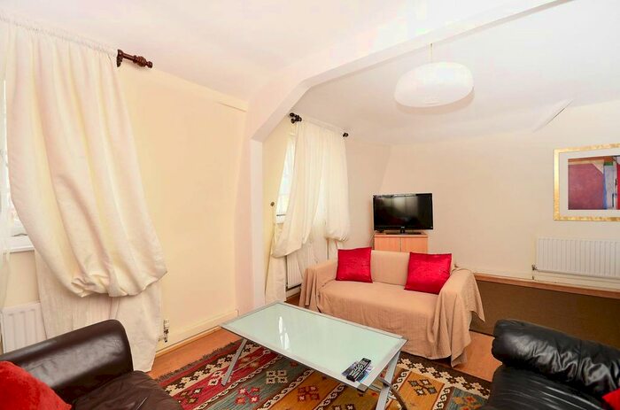 3 Bedroom Flat To Rent In Portpool Lane, Farringdon, London, EC1N