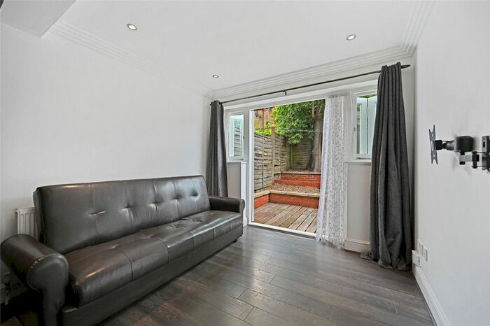 2 Bedroom Flat To Rent In Adelaide Grove, London, W12