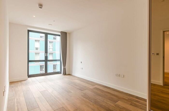 1 Bedroom Flat To Rent In Three Colts Lane, Bethnal Green, London, E2