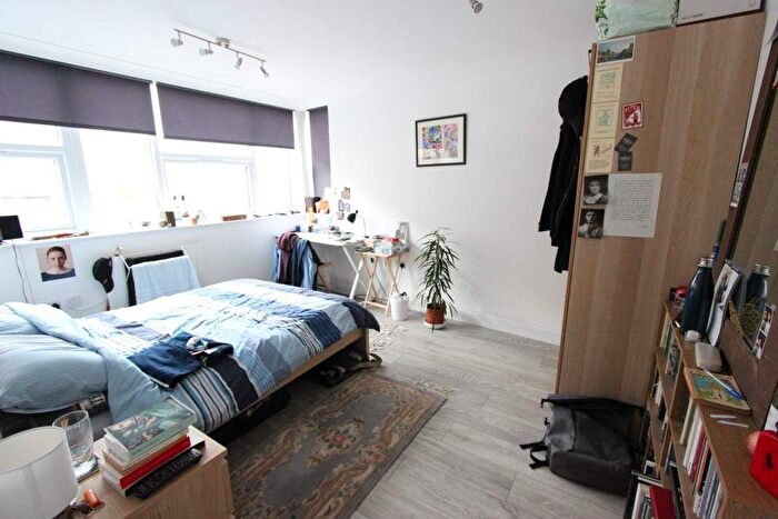 3 Bedroom Flat To Rent In High Road, London, N12