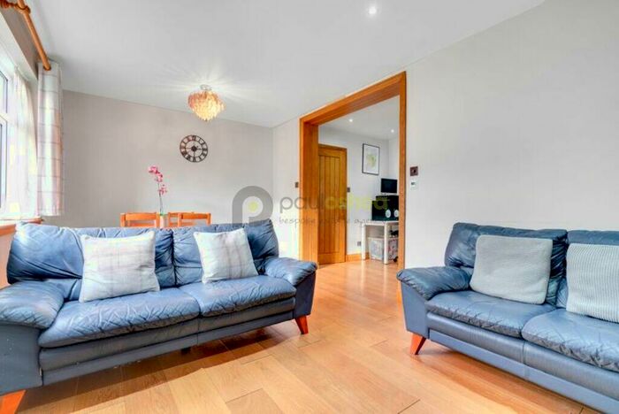 2 Bedroom Flat To Rent In Waldronhyrst, South Croydon, Surrey, CR2