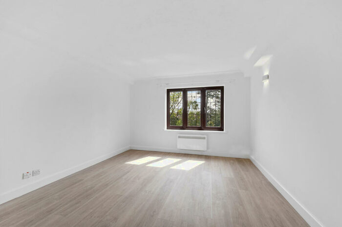 1 Bedroom Apartment To Rent In Rushmon Court, Hook Road, Surbiton, Surrey, KT6