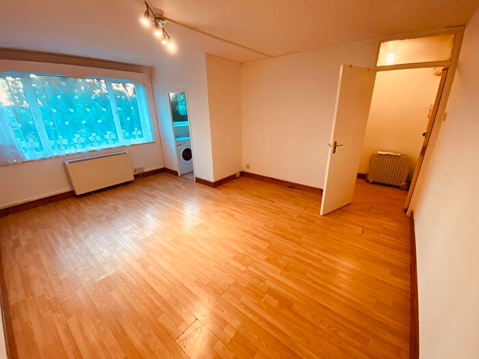 Studio To Rent In Gainsborough Road, Finchley, N12