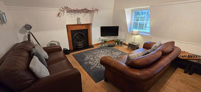 2 Bedroom Flat To Rent In Thurlby House, Chigwell Road, Woodford Green, Essex, IG8