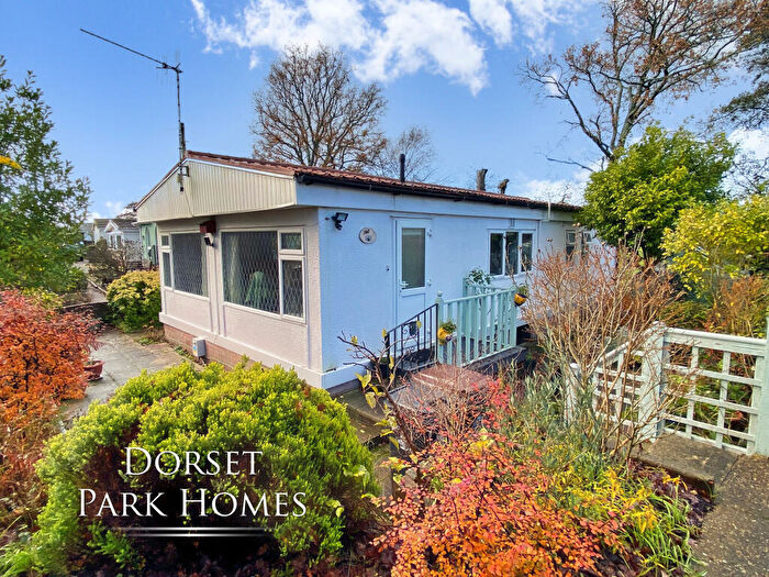 2 Bedroom Park Home For Sale In West Drive, Oaktree Park, St Leonards, Ringwood, Hampshire, BH24
