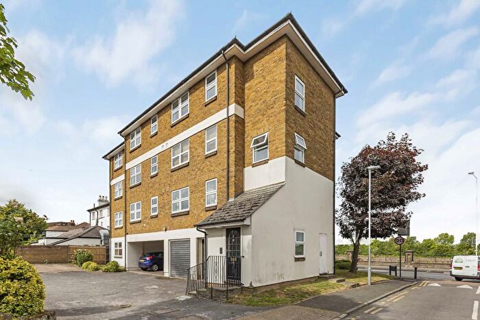 2 Bedroom Flat For Sale In Portsmouth Road, Surbiton, KT6
