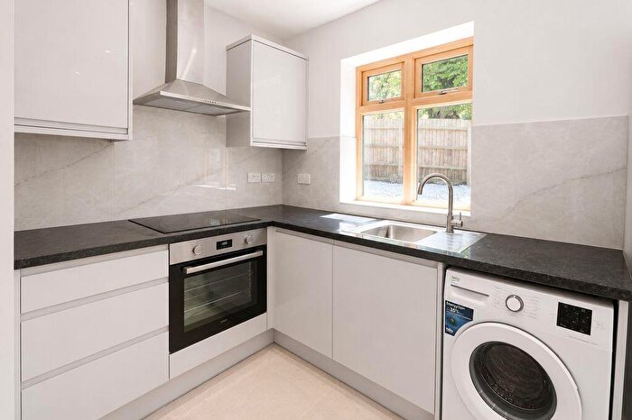 2 Bedroom Bungalow To Rent In Fully Refurbished / Bedroom Bungalow, NW2