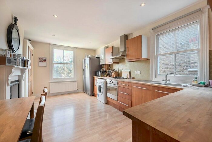 2 Bedroom Flat To Rent In Rosemount Road, Acton, W3