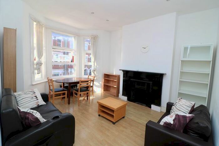 2 Bedroom Flat To Rent In Tremadoc Road, London, SW4