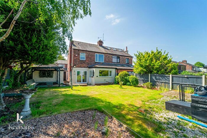 3 Bedroom Semi-Detached House For Sale In Vauban Drive, Salford, M6