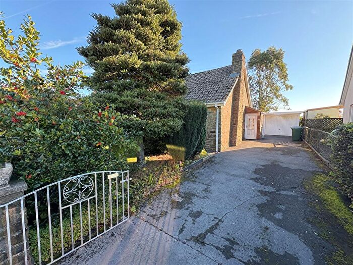 2 Bedroom Semi-Detached Bungalow For Sale In New Park Road, Queensbury, Bradford, BD13