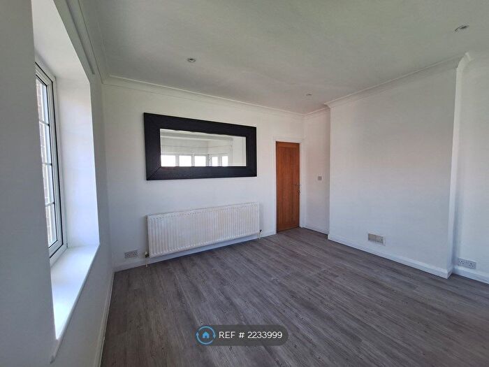 3 Bedroom Flat To Rent In Deacons Hill Road, Elstree, WD6