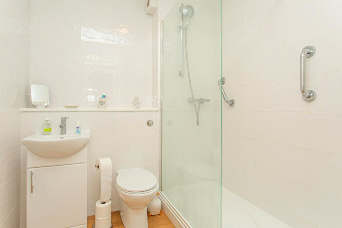 1 Bedroom Flat For Sale In Folkestone Road, Dover, CT17