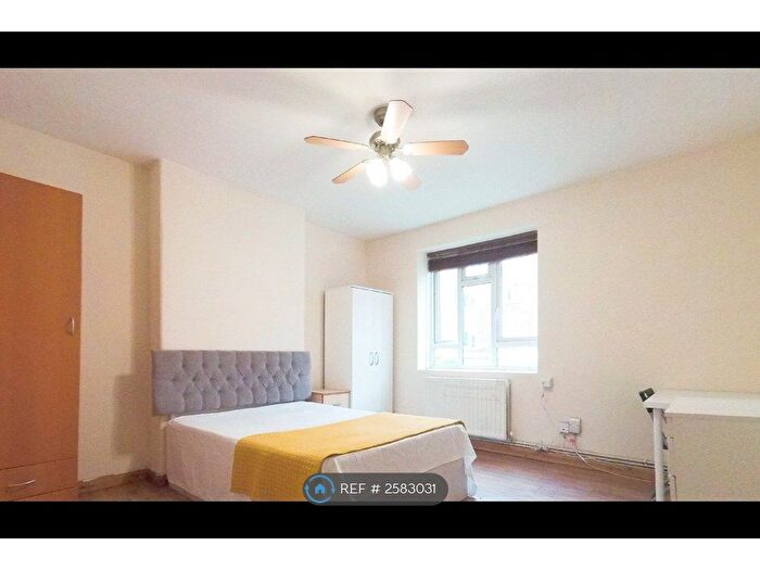 4 Bedroom Flat To Rent In Hathersley House, London, SW2