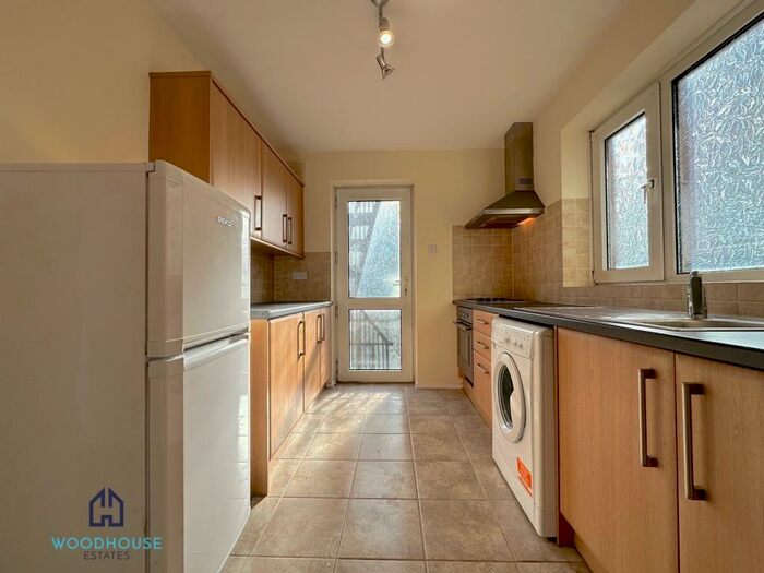 2 Bedroom Flat To Rent In The Limes Avenue, London, N11