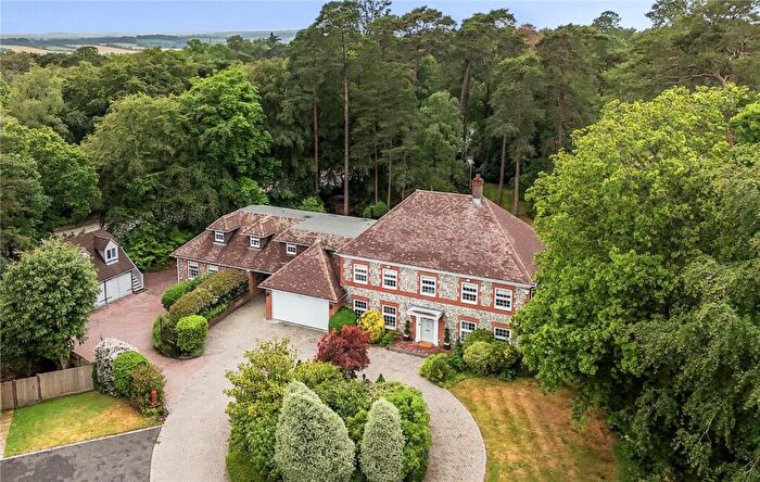 8 Bedroom Detached House For Sale In Kestrel Close, Ewshot, Farnham, GU10