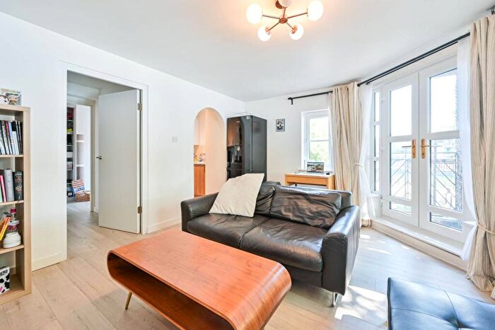 2 Bedroom Flat To Rent In Brunswick Quay, Rotherhithe, London, SE16