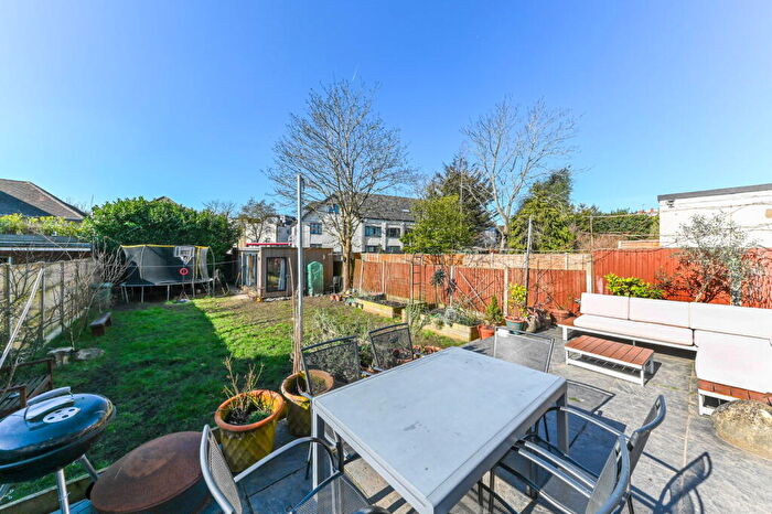 5 Bedroom Semi-Detached House For Sale In Hanover Road, London, NW10