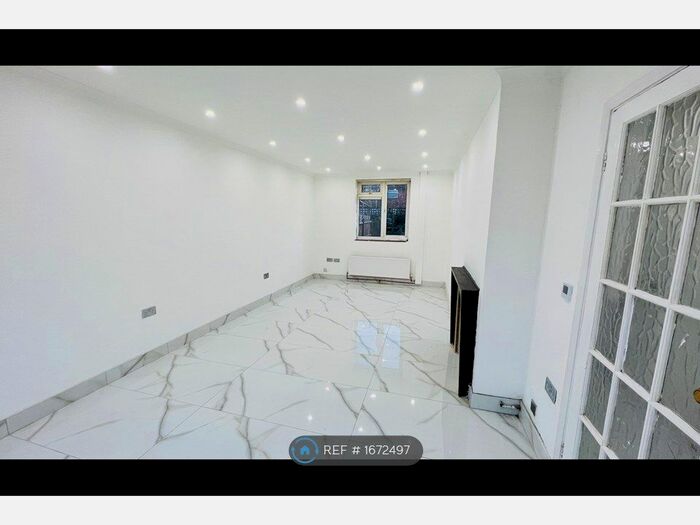 3 Bedroom Terraced House To Rent In Randolph Road, Slough, SL3