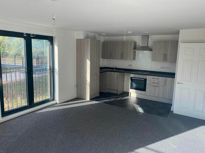 2 Bedroom Flat To Rent In London Road, Langley, Slough SL3