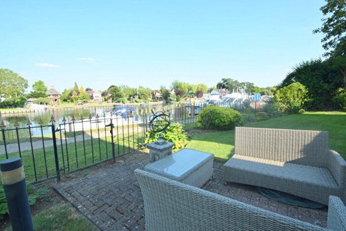 2 Bedroom Apartment For Sale In Straight Road, Old Windsor, Berkshire, SL4