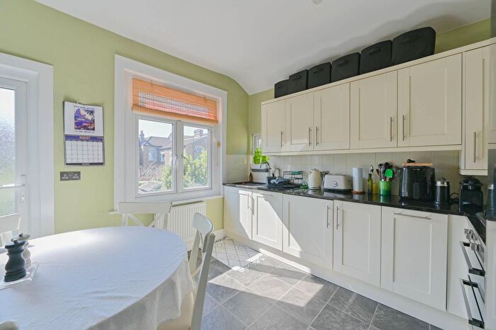 3 Bedroom Maisonette For Sale In Bickley Street, Tooting, London, SW17