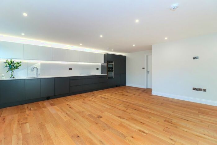 2 Bedroom Flat To Rent In Mill Lane, Gerrards Cross, SL9