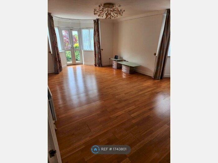 2 Bedroom Flat To Rent In Elle Court, London, N12