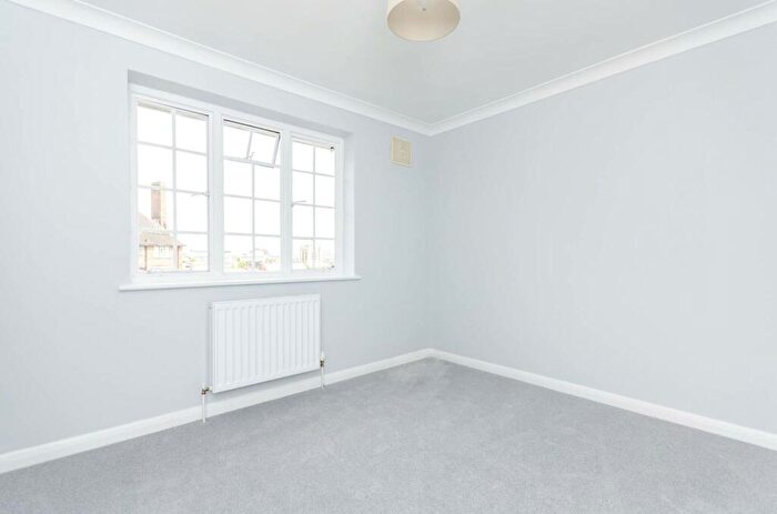 3 Bedroom Flat To Rent In Condor Court, Guildford, GU2