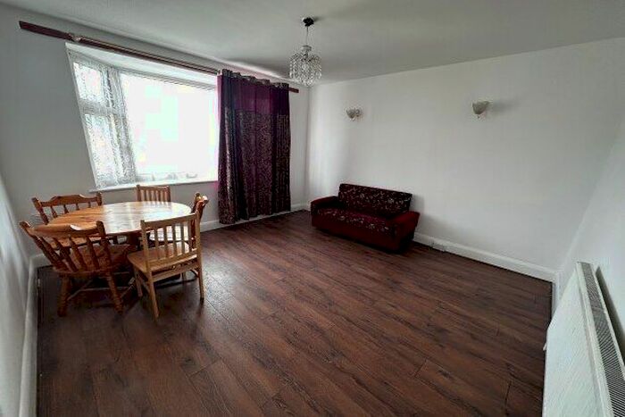 3 Bedroom Flat To Rent In Eastern Avenue, Ilford, IG2