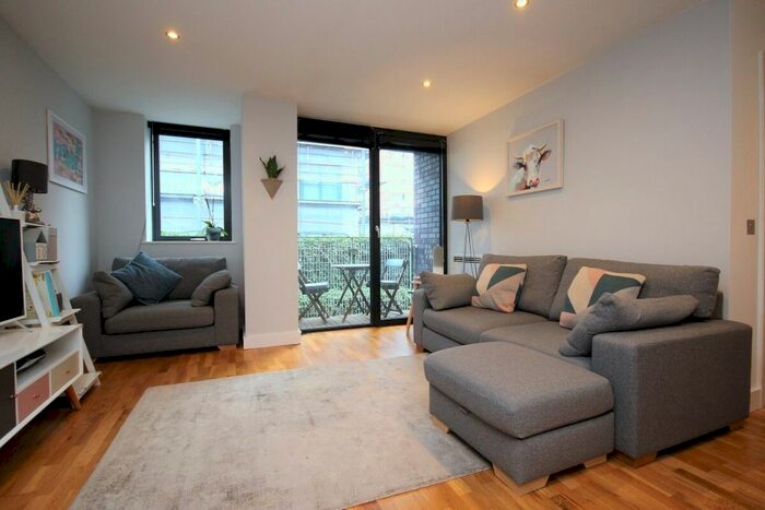 3 Bedroom Town House To Rent In Advent Way, Manchester, M4