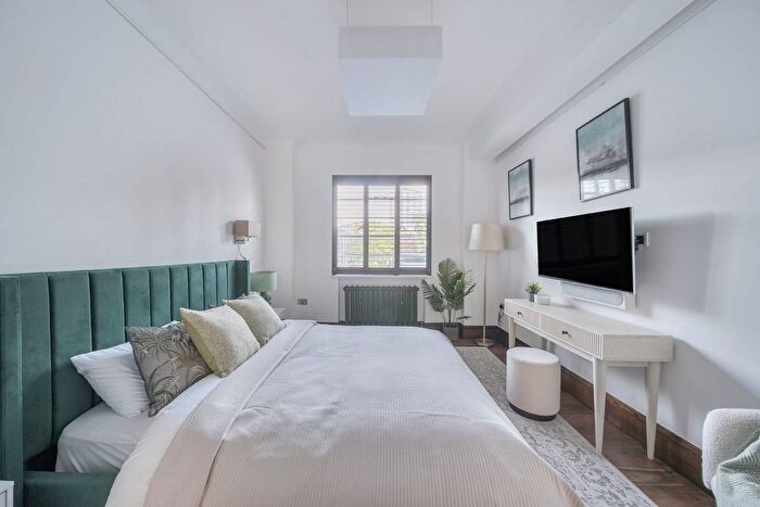 3 Bedroom Flat For Sale In Albion Street, Hyde Park Estate, London, W2
