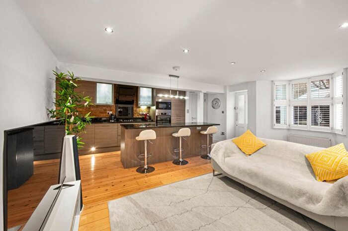 2 Bedroom Flat For Sale In Mount Ararat Road, Richmond, TW10