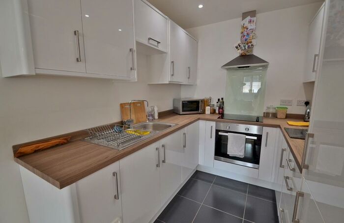 2 Bedroom Flat To Rent In Chandlers Ford, SO53