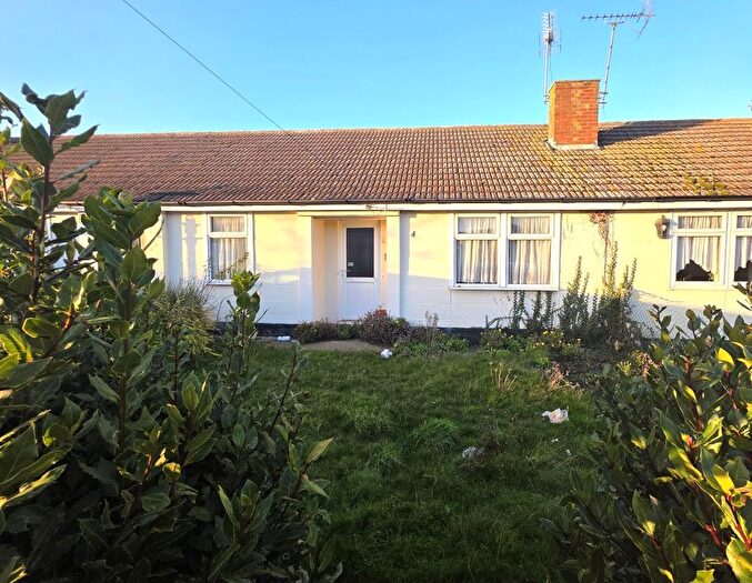 2 Bedroom Bungalow For Sale In Cedar Road, Canvey Island, SS8