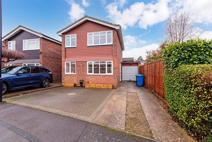 3 Bedroom Link Detached House For Sale In Purssell Close, Maidenhead, SL6