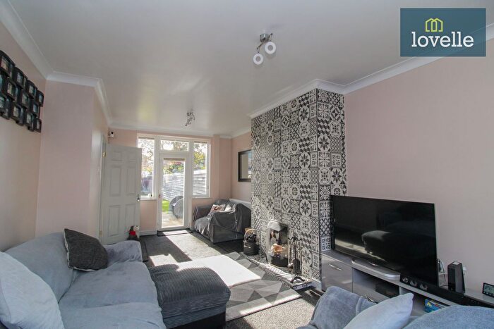 3 Bedroom Semi-Detached House For Sale In Westhill Road, Grimsby, DN34