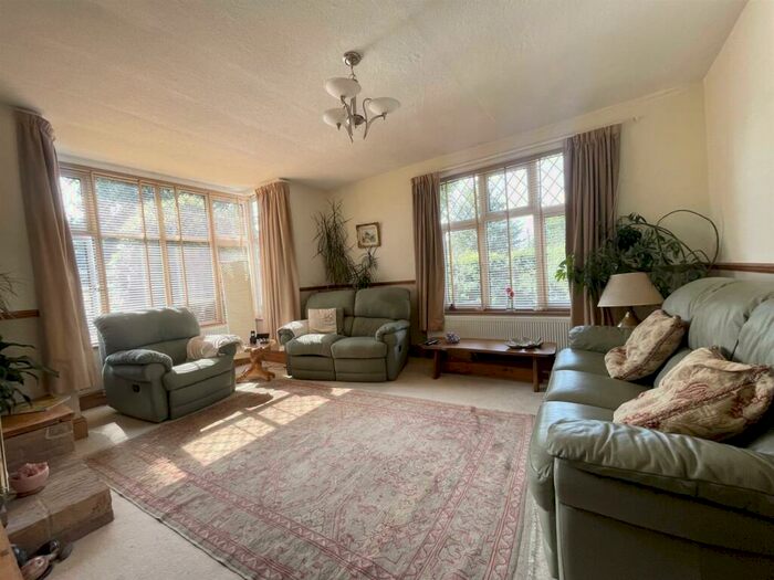 4 Bedroom Bungalow For Sale In Carisbrooke Road, Hucclecote, Gloucester