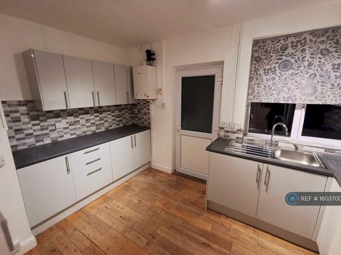 3 Bedroom Semi-Detached House To Rent In Hyde View Road, Harpenden, AL5