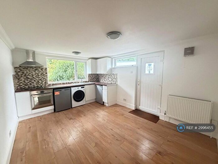 2 Bedroom Flat To Rent In Sunray Estate, Sandhurst, GU47