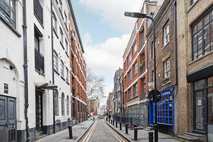 2 Bedroom Maisonette To Rent In Hoxton Square, Hackney, London, N1