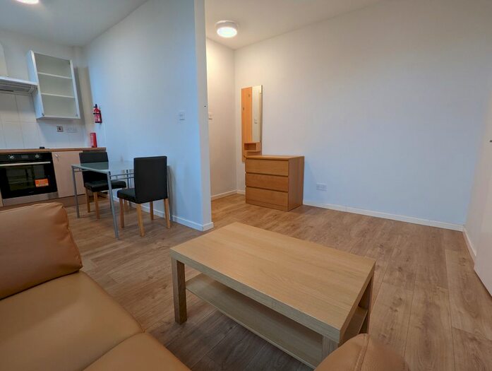 2 Bedroom Flat To Rent In Brook Road, Fallowfield, Manchester, M14